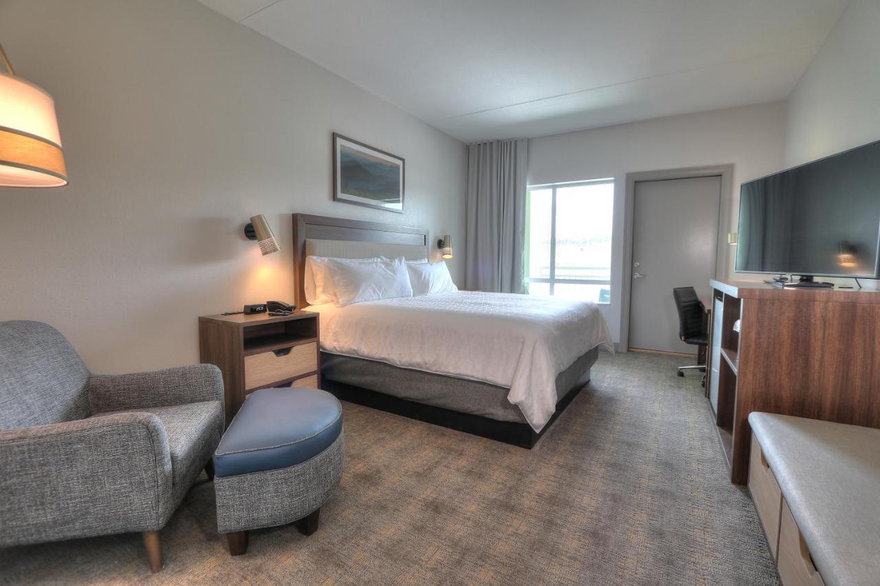 Premium King Room with Transfer Shower - Mobility Accessible
