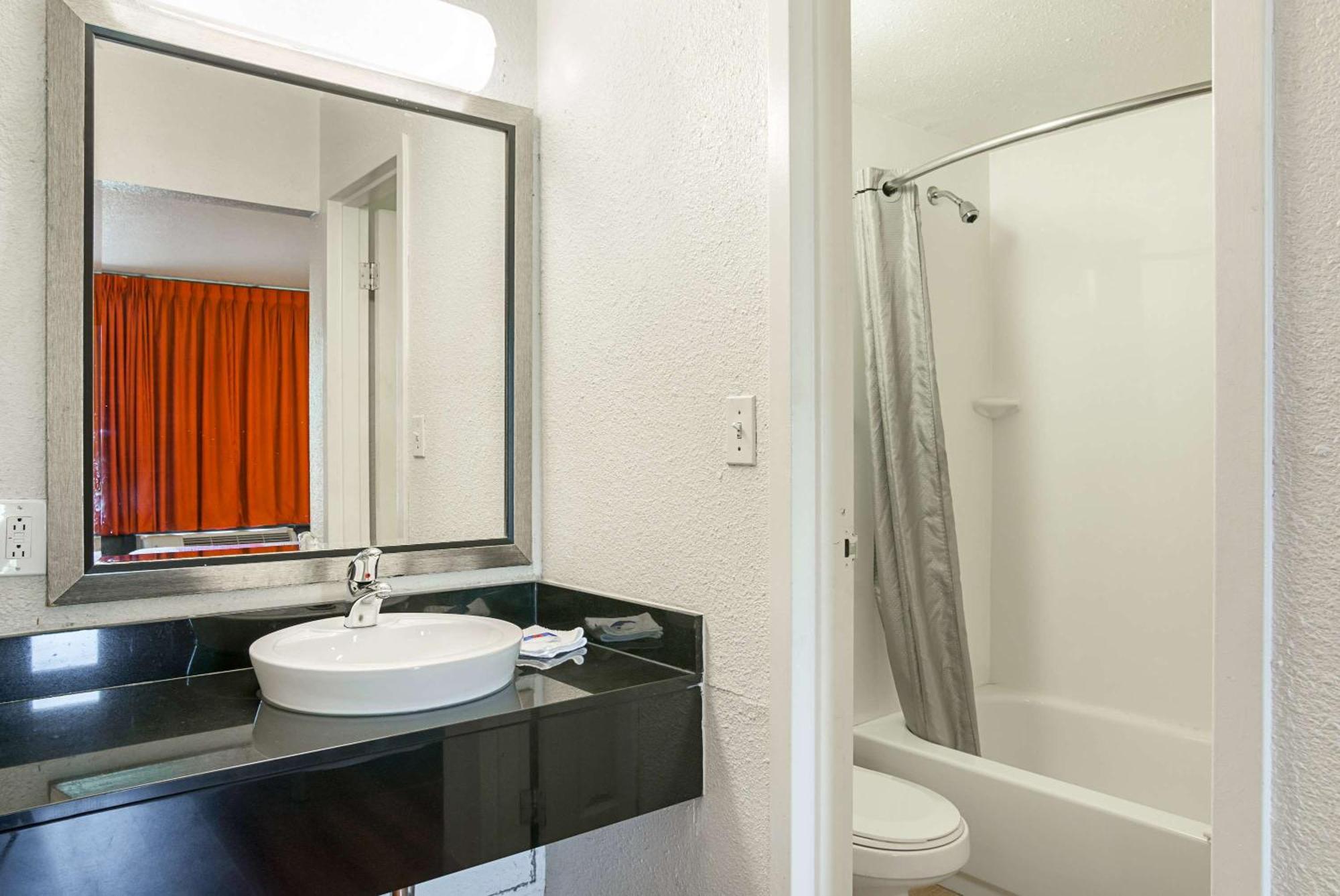 Deluxe Queen Room with Two Queen Beds - Smoking