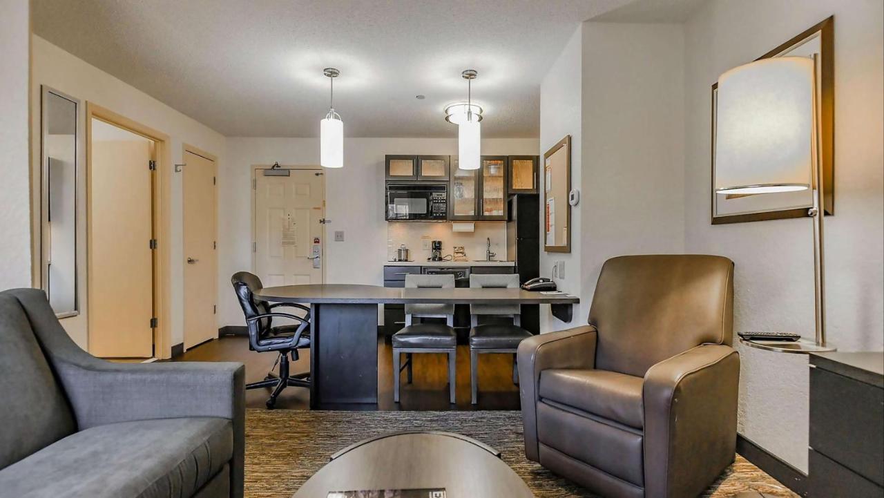 One-Bedroom Queen Suite with Roll-In Shower - Mobility/Hearing Accessible