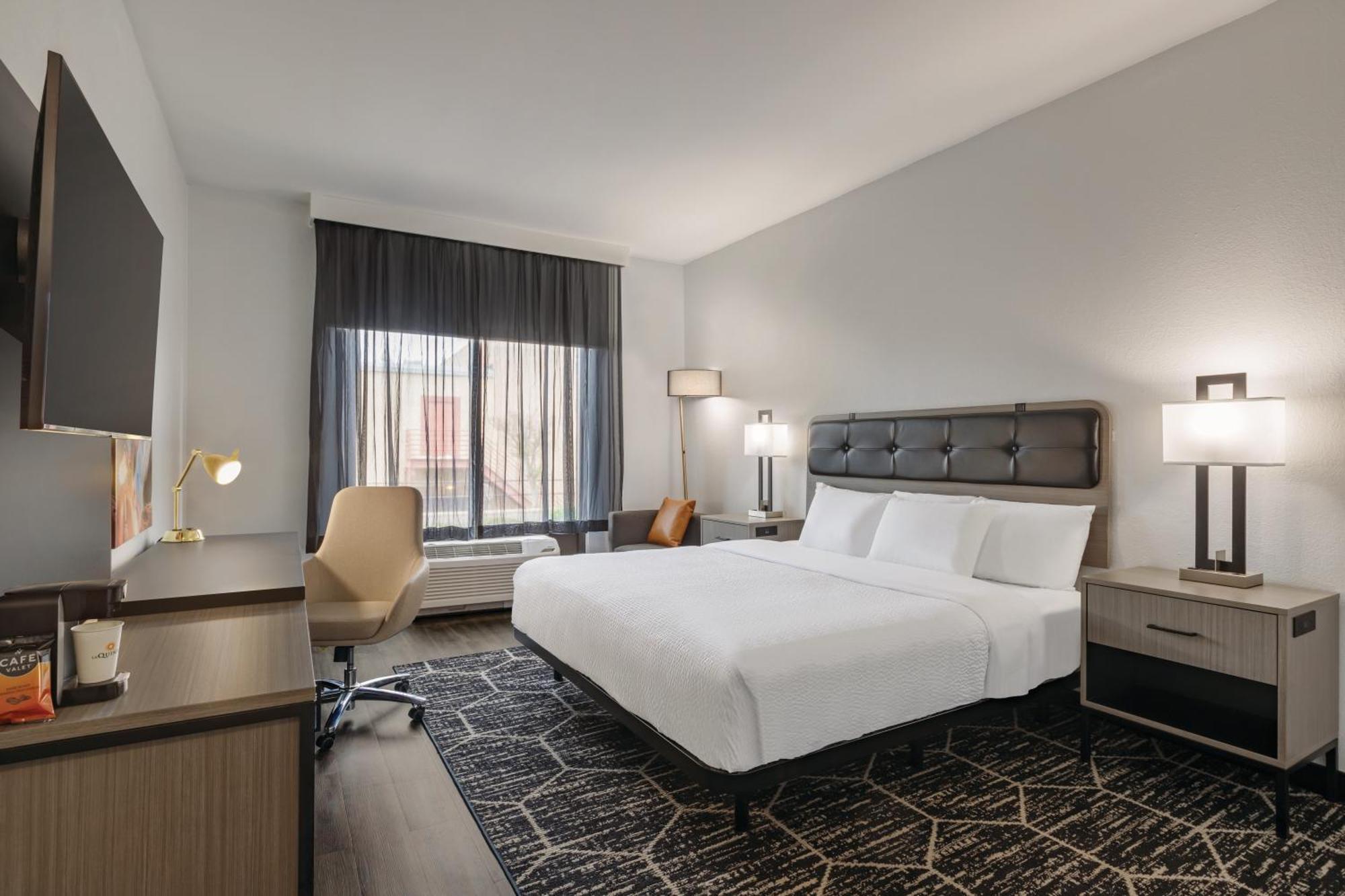 Deluxe King Room - Non-Smoking