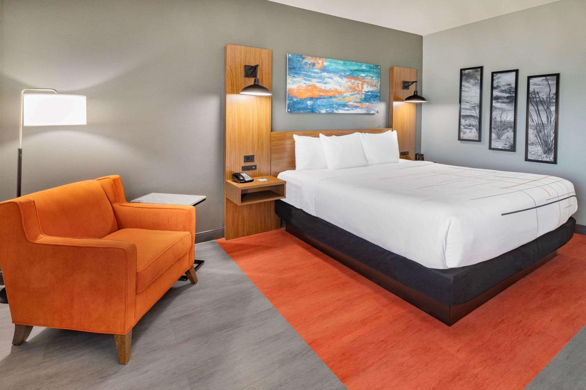 King Room with Bath Tub - Mobility/Hearing Accessible - Non-Smoking