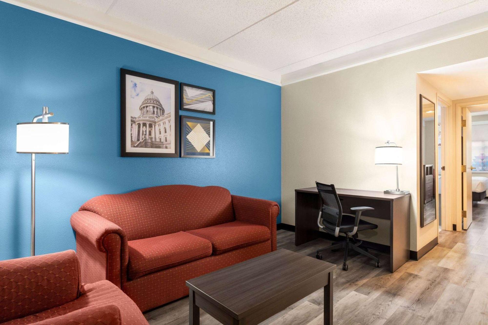 One-Bedroom Deluxe Suite with One Full Bed - Mobility and Hearing Access/Non-Smoking