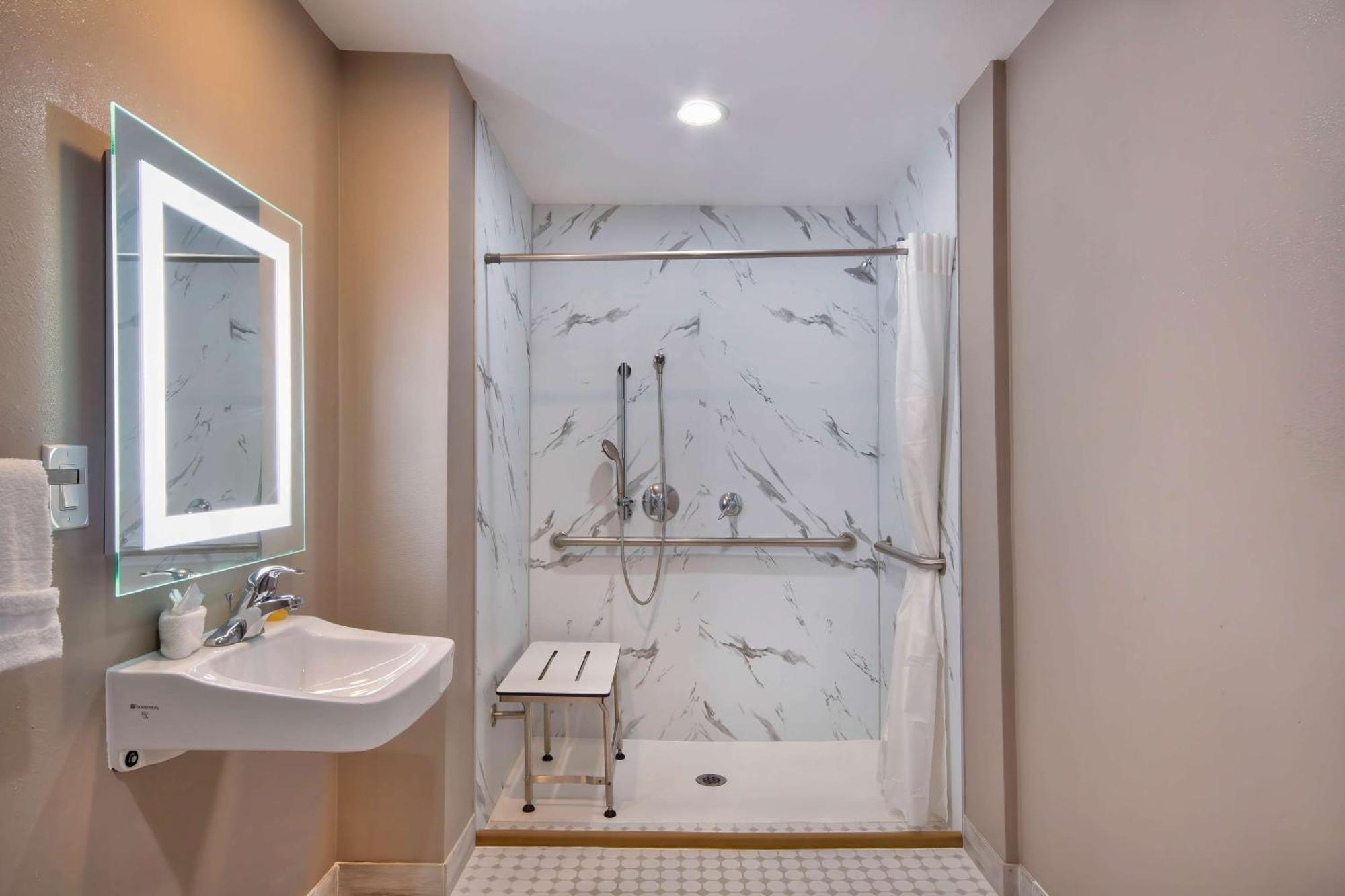 Queen Room with Two Queen Beds - Disability Access - Roll In Shower