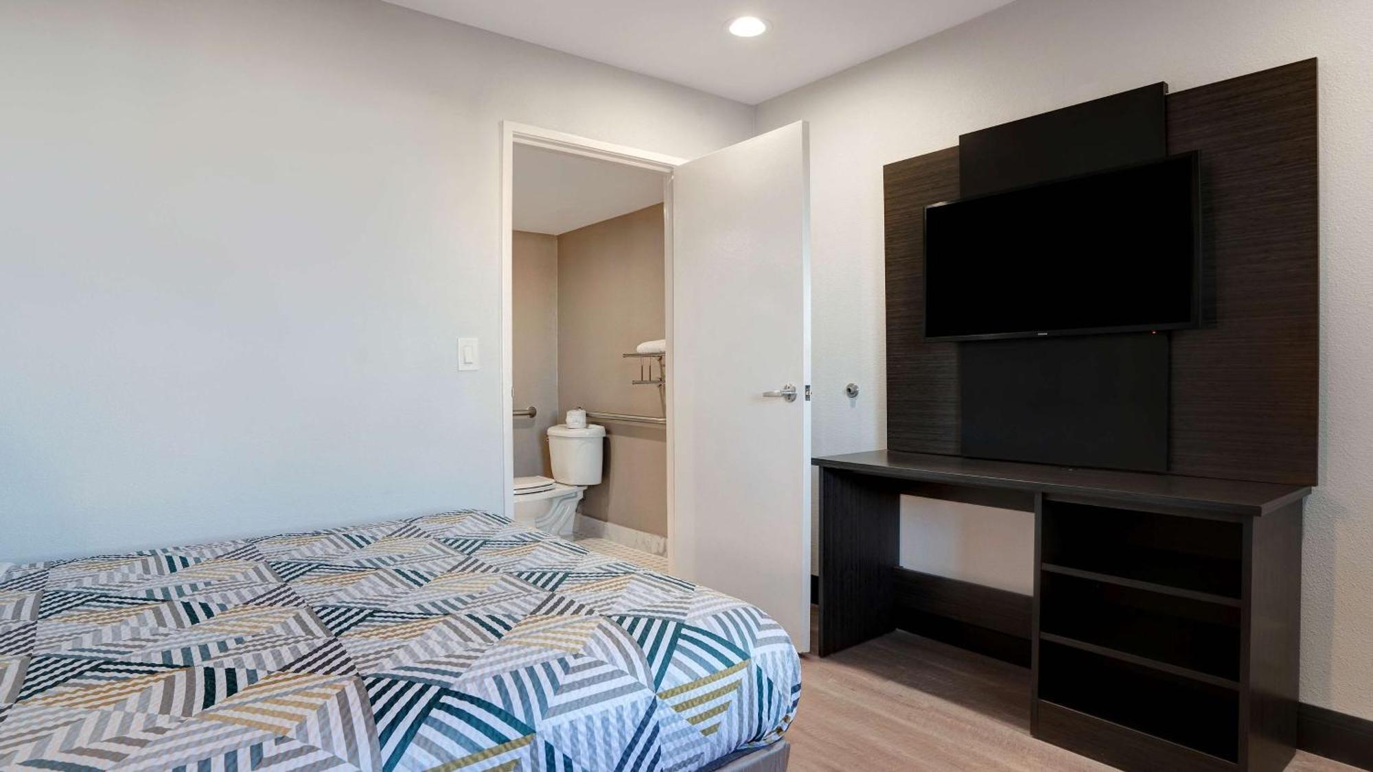 Deluxe Queen Room with Two Queen Beds - Non-Smoking