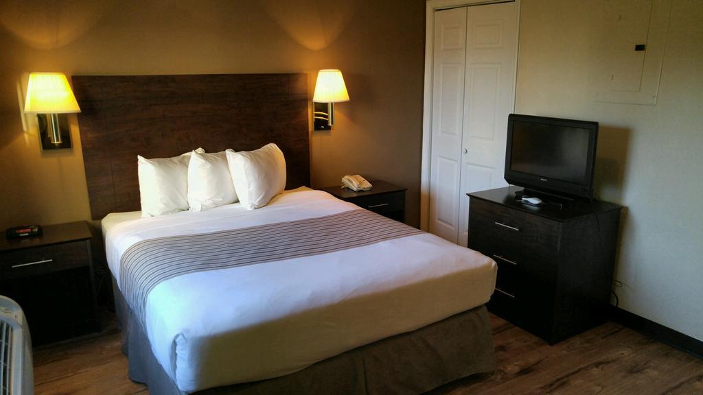 Efficiency Queen Room - Accessible/Non-Smoking