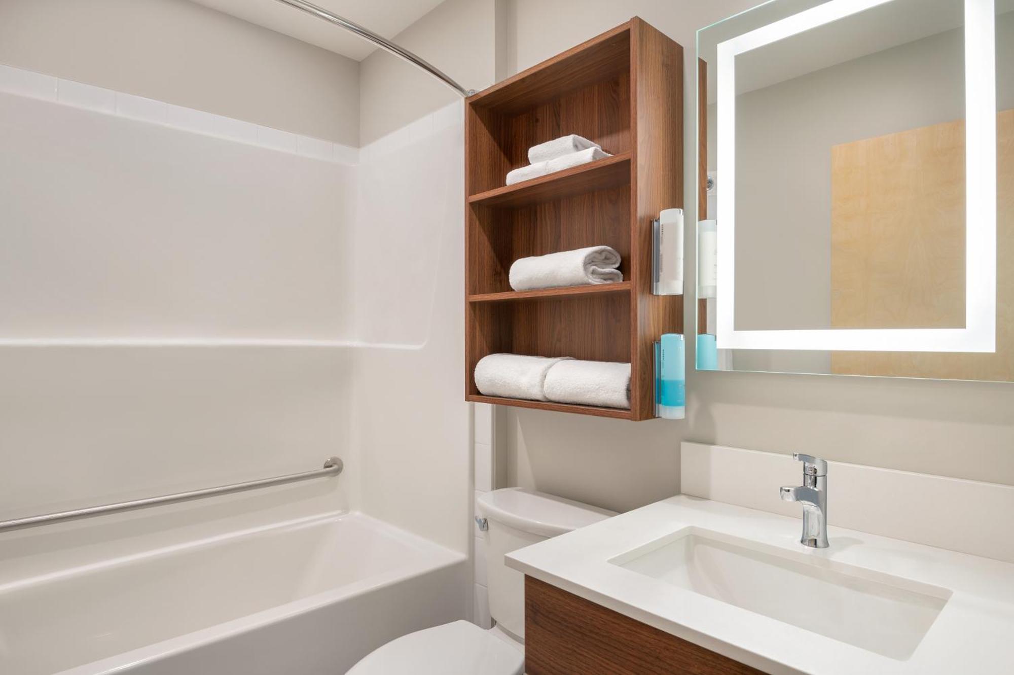 Standard Room, 1 King Bed, Non Smoking,1636040994:JPEG