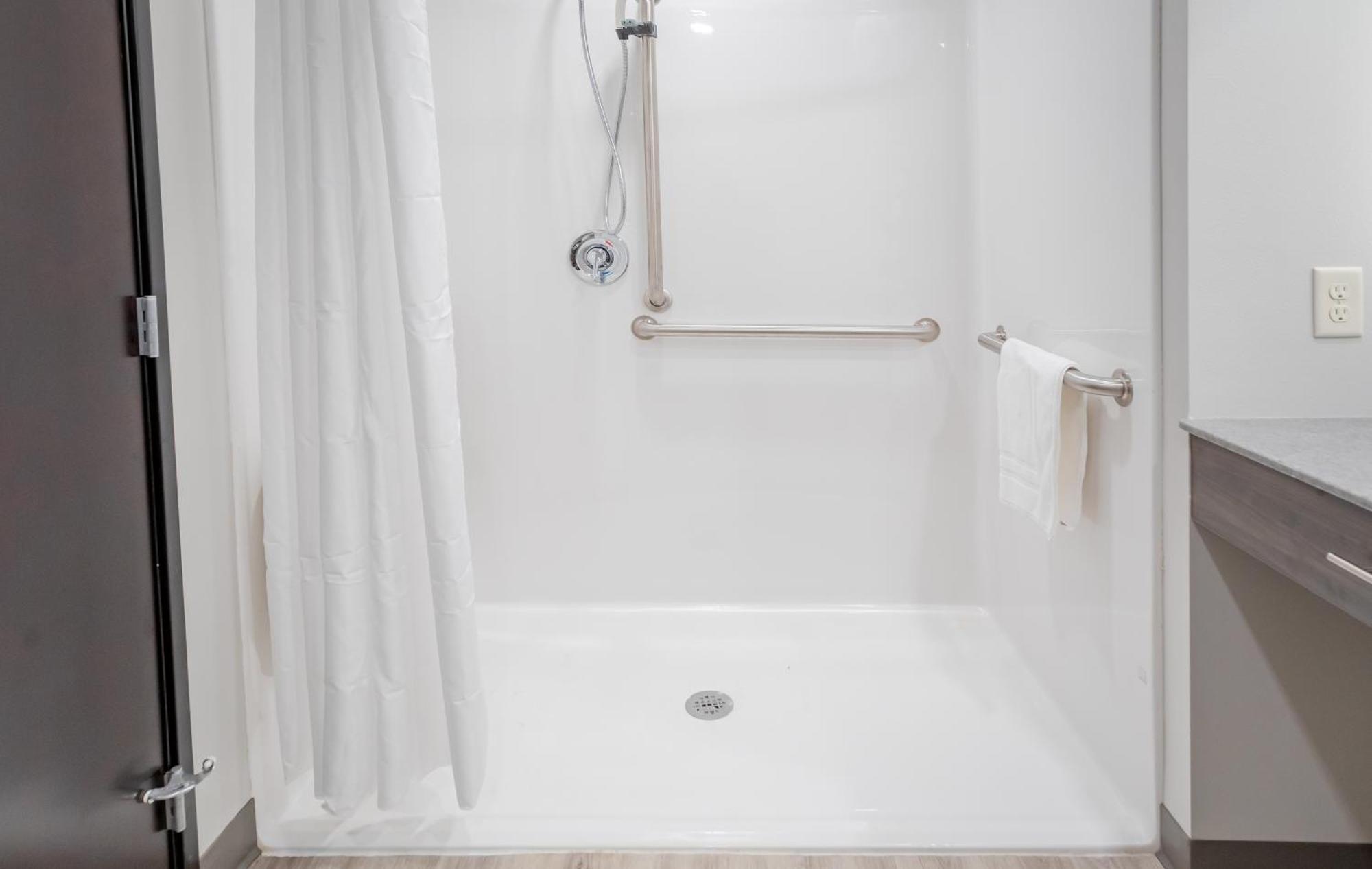 Queen Room - Hearing & Mobility Accessible - Roll In Shower,1666943742:JPEG