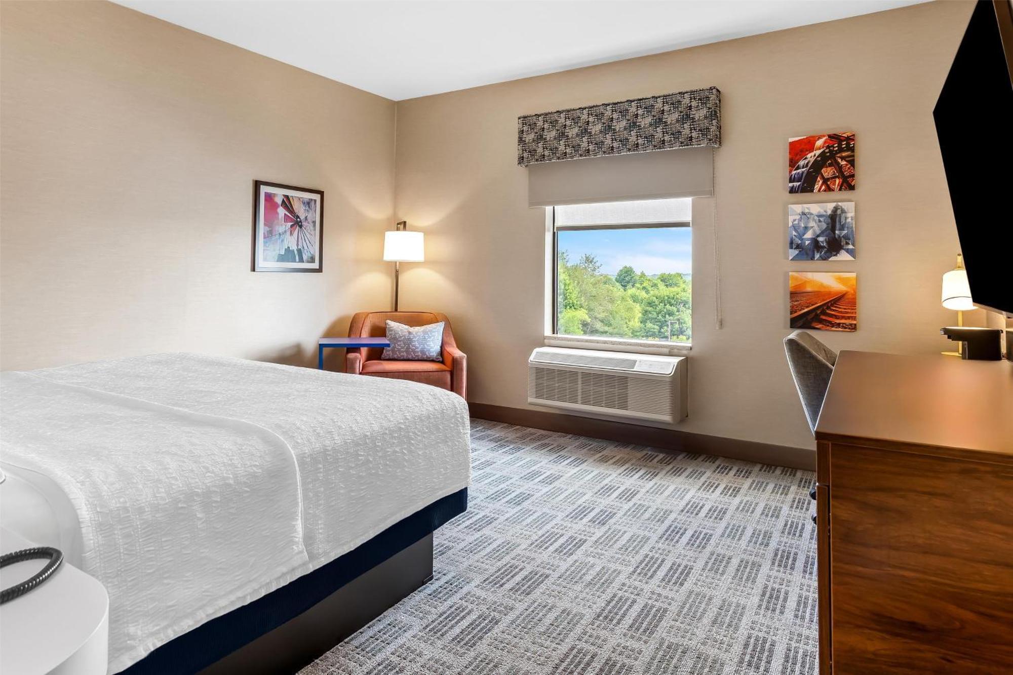 King Room with King Bed - Non-Smoking