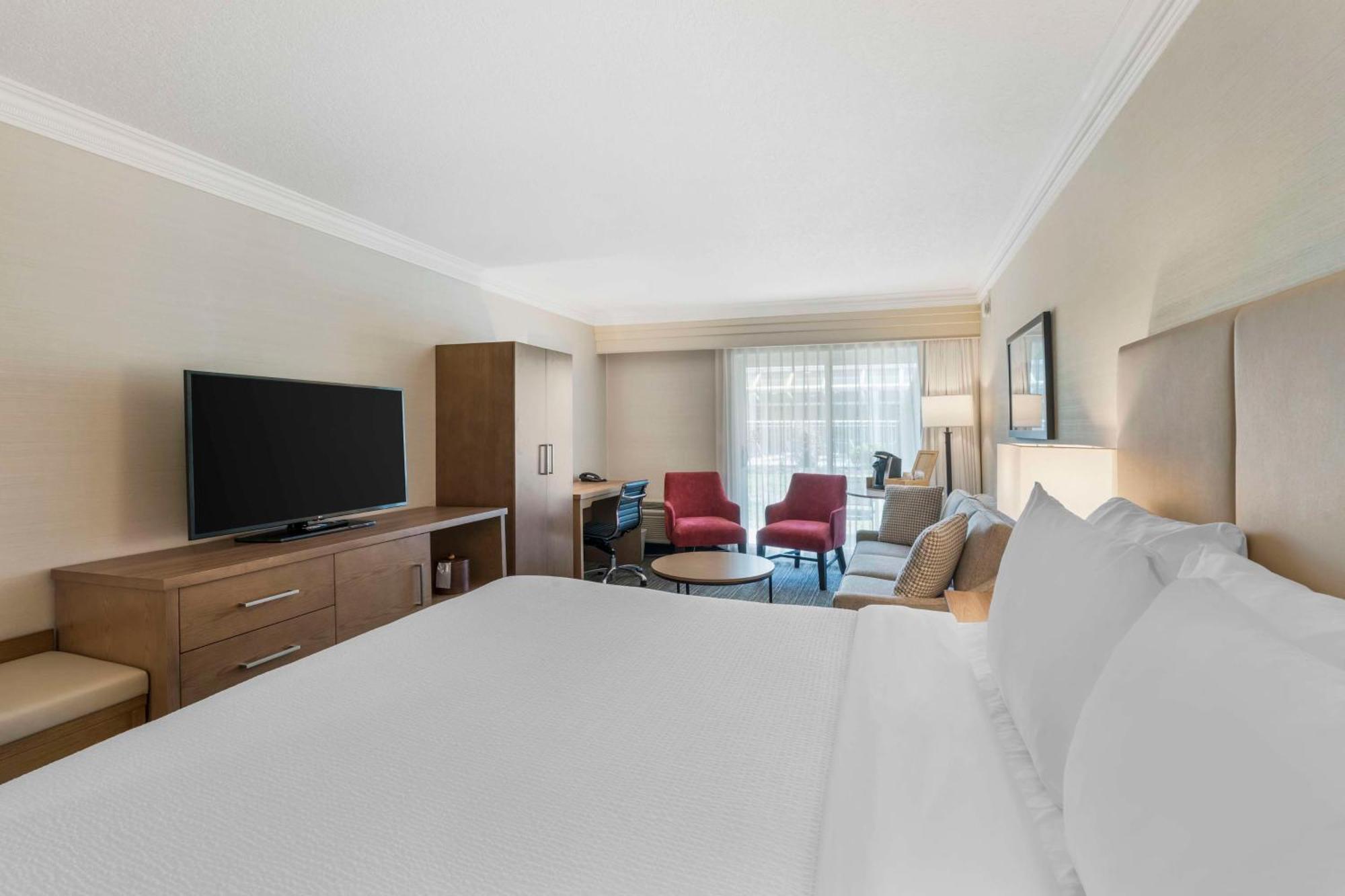 Queen Suite - Non-Smoking,1730018099:JPEG