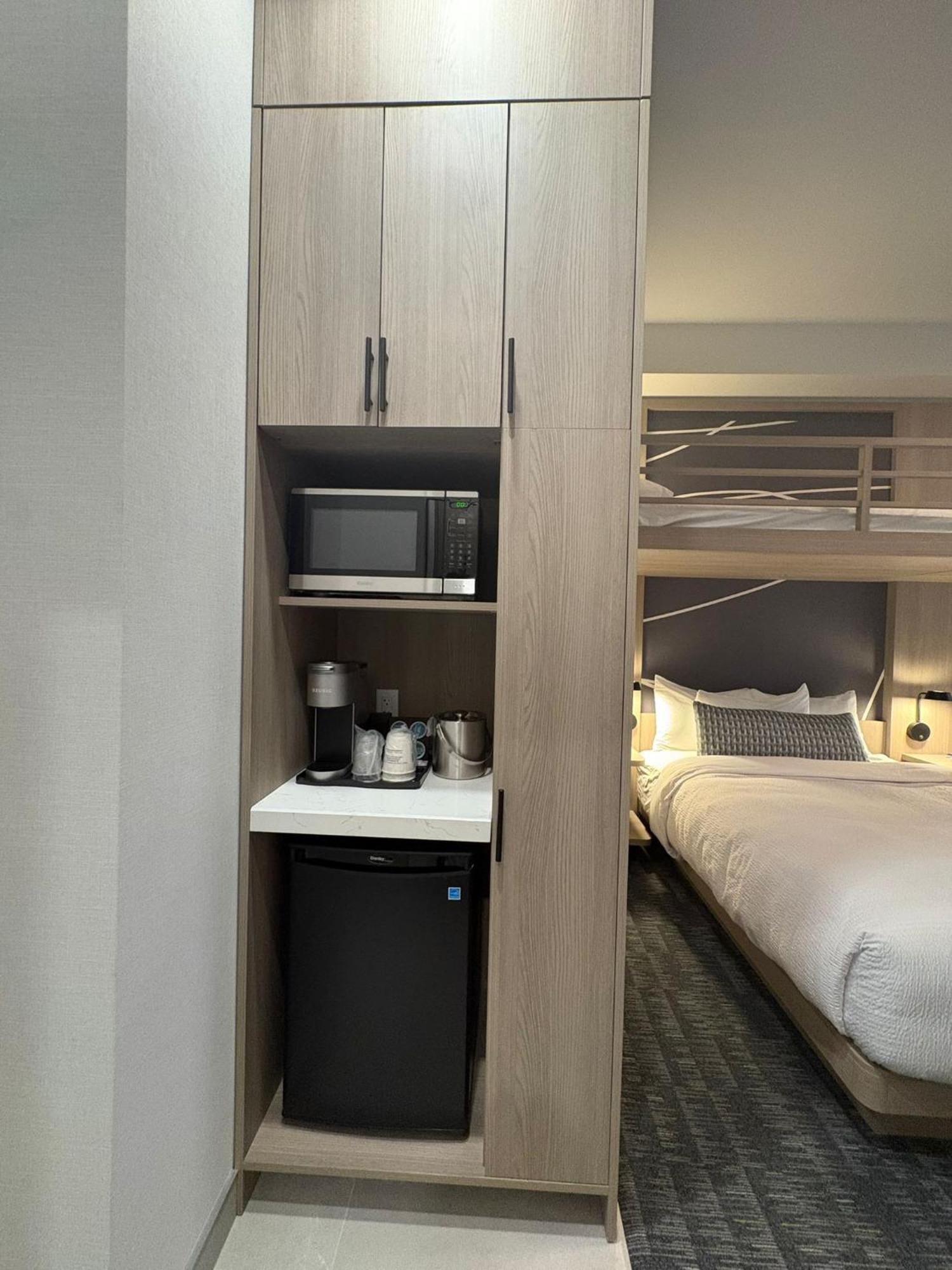 Family Room with Two Queen Beds and Twin Bunk Beds - Non-Smoking