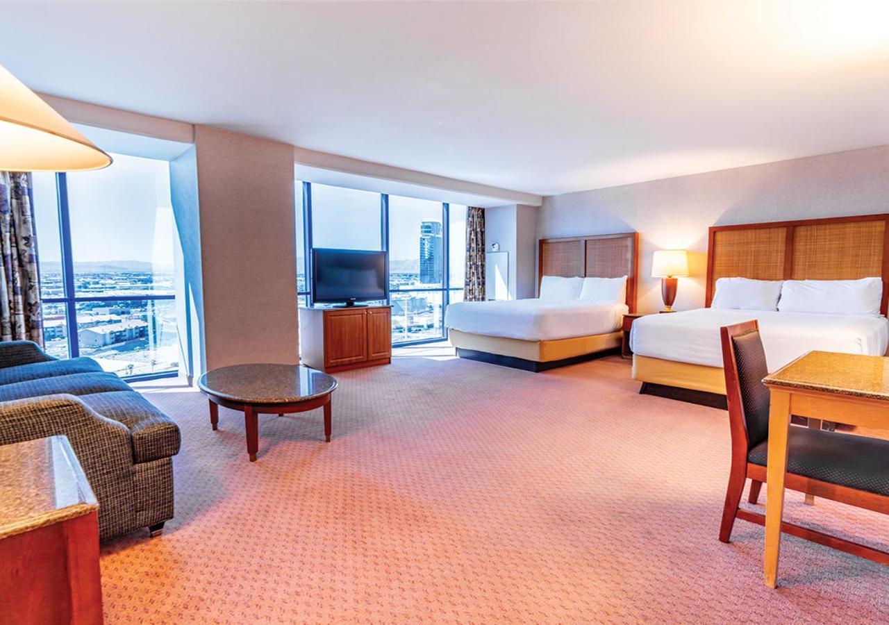 2 Queens Suite Strip View