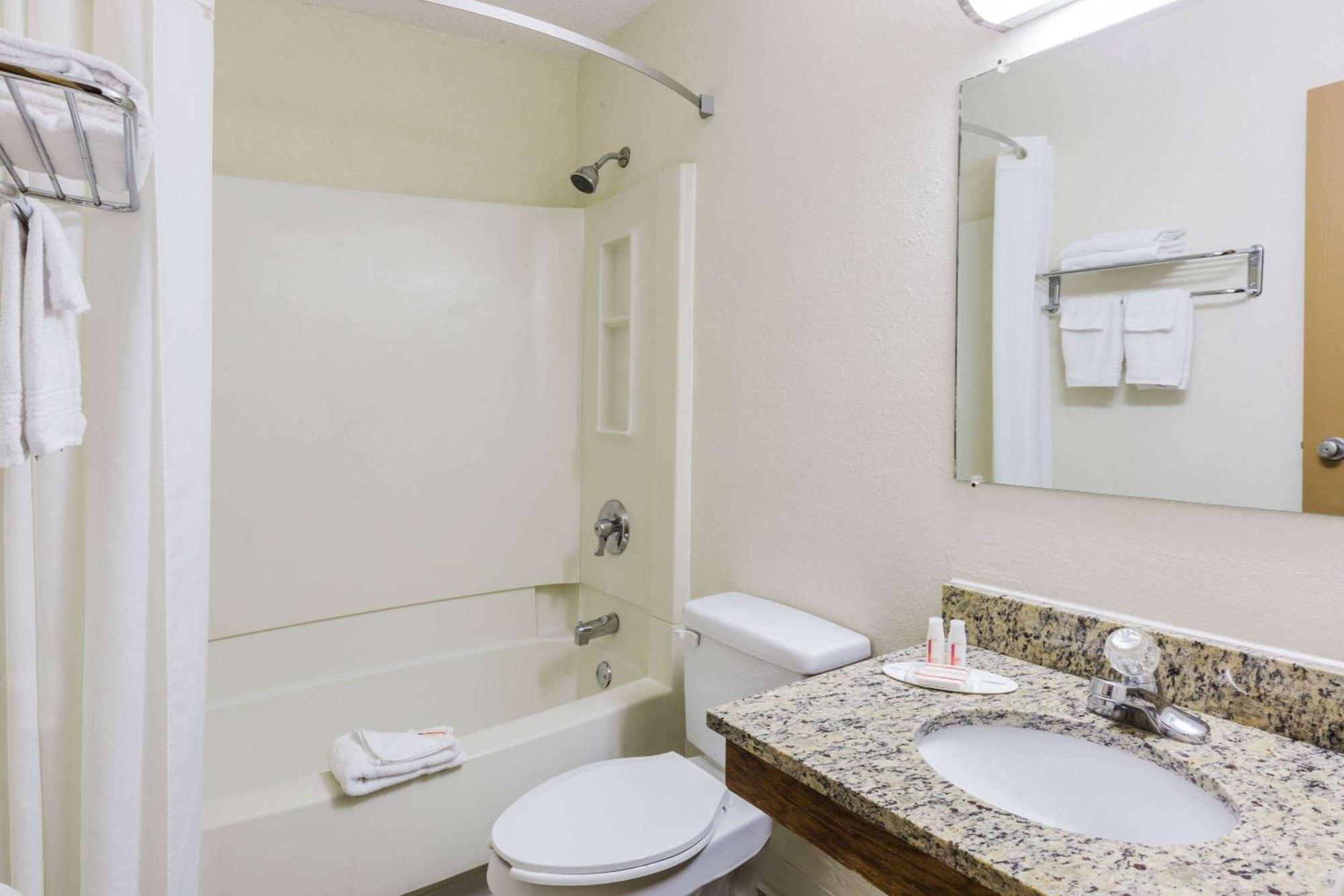 Double Room with Two Double Beds - Pet Friendly/Non-Smoking