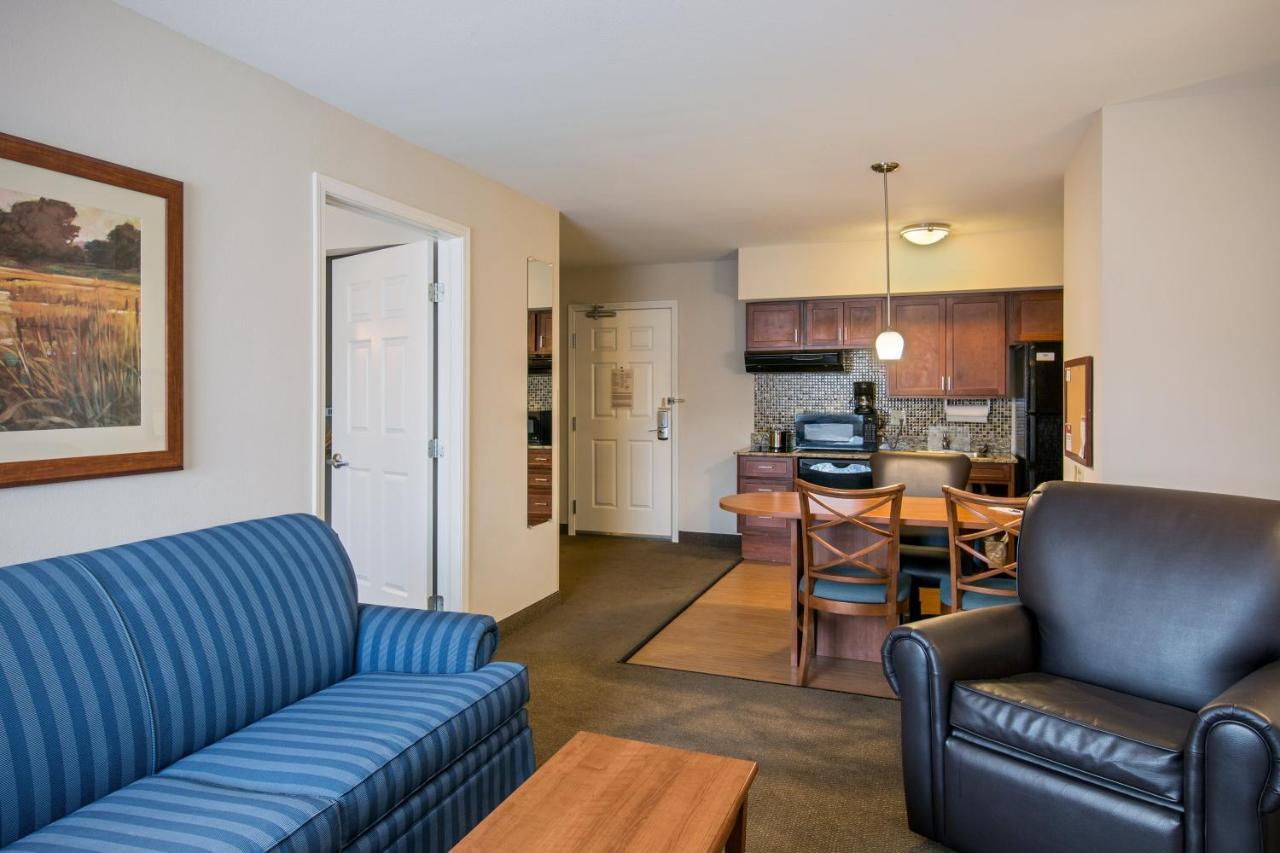 One-Bedroom King Room with Roll-In Shower - Hearing Accessible/Non-Smoking