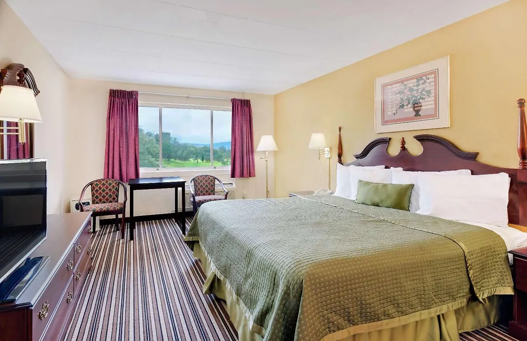 Travelodge By Wyndham Chambersburg-1