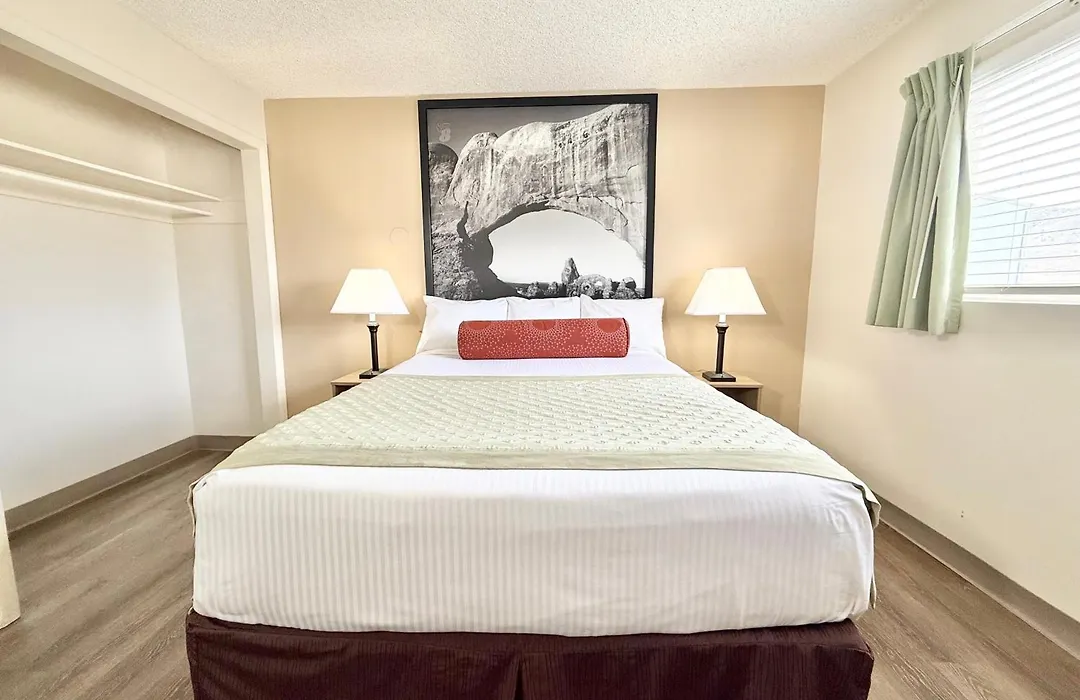 Super 8 By Wyndham Salina/Scenic Hills Area-1