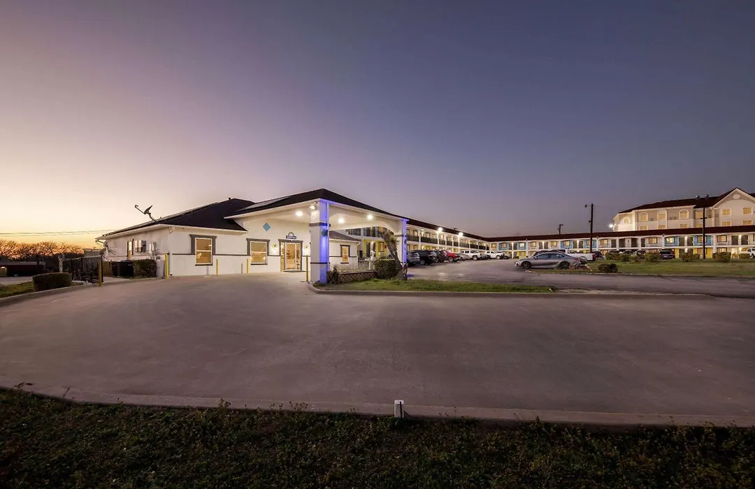 Days Inn By Wyndham Gainesville-1