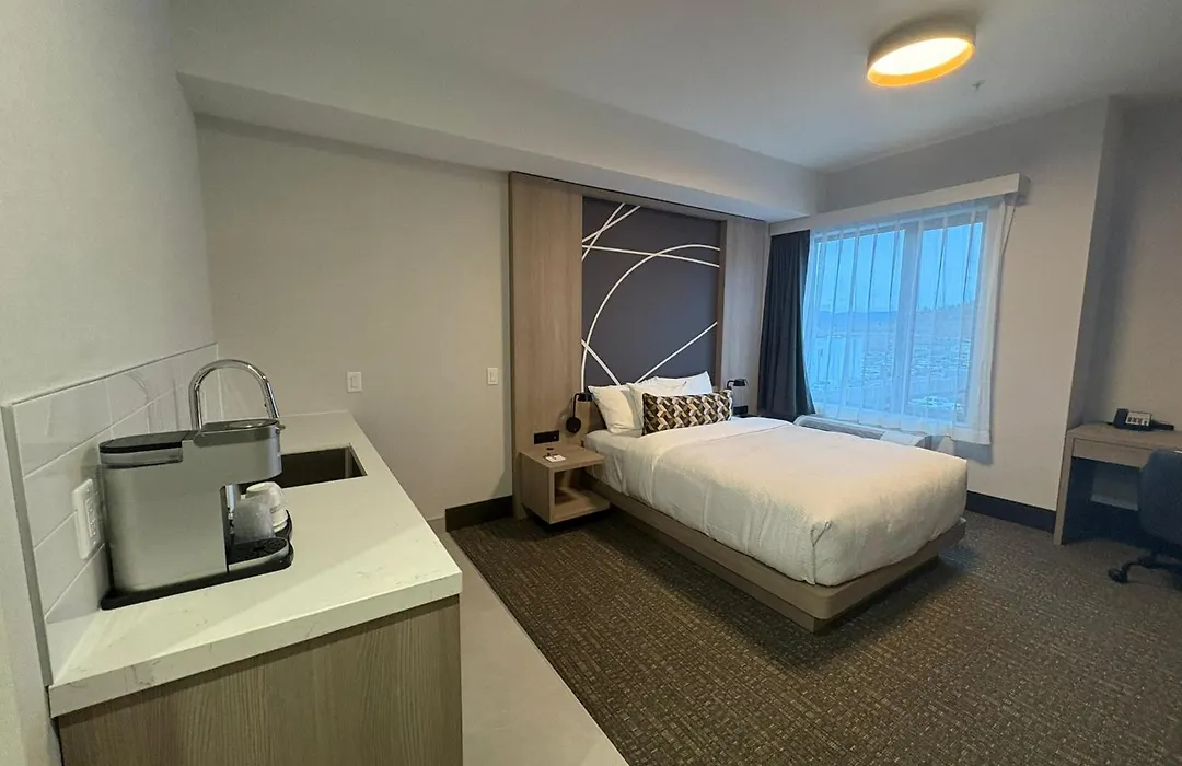 La Quinta Inn & Suites By Wyndham Kelowna Bc-1