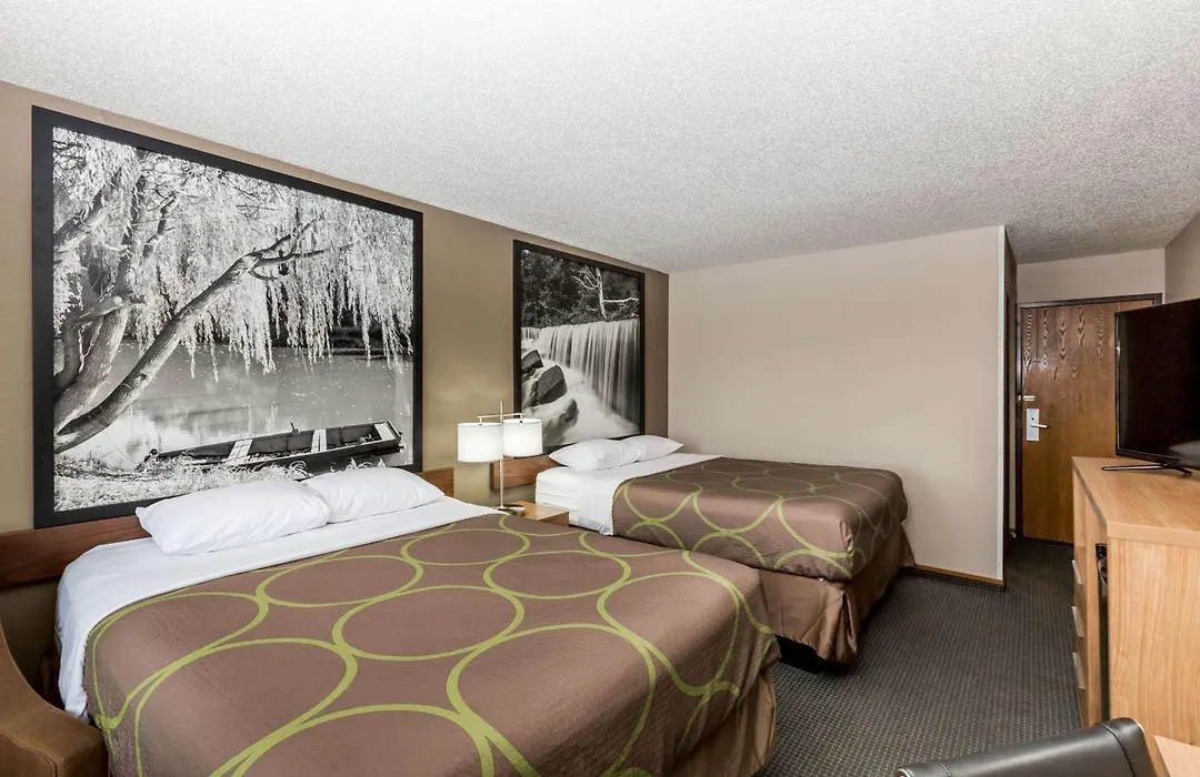 Super 8 By Wyndham Hays Ks-1