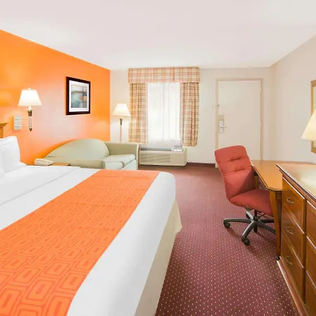 Howard Johnson By Wyndham Dothan-3