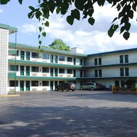 Travelodge By Wyndham Chambersburg-2