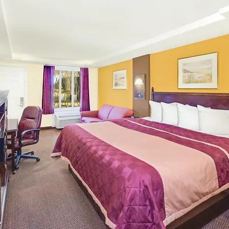 Rodeway Inn & Suites Saginaw I-675-3