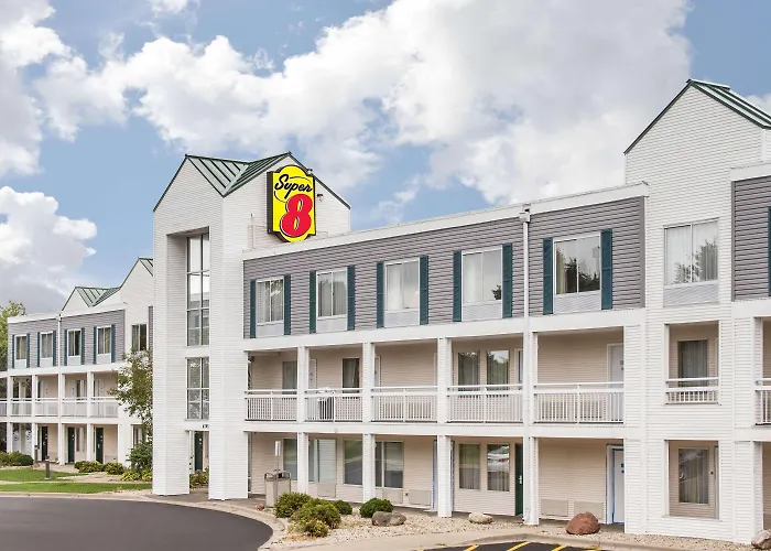 Super 8 By Wyndham Madison East Hotel