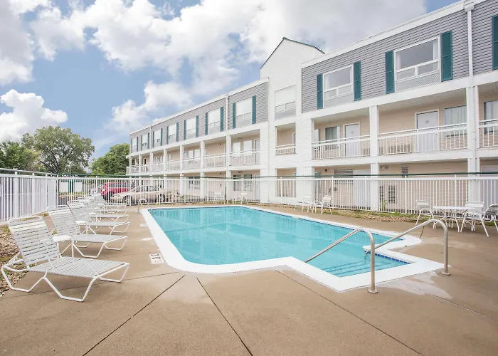 Super 8 By Wyndham Madison East Hotel