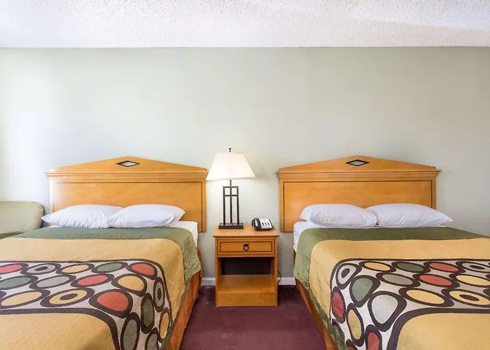 Super 8 By Wyndham Manning Hotel