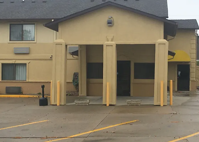 Super 8 By Wyndham Newton Hotel