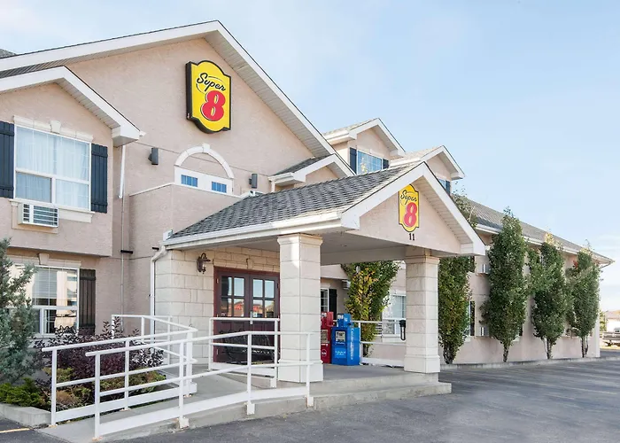 Super 8 By Wyndham Cochrane Hotel