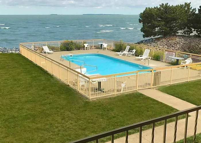 Clinton Inn & Suites Port Clinton