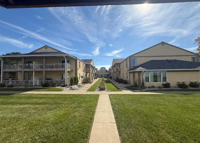 Clinton Inn & Suites Port Clinton